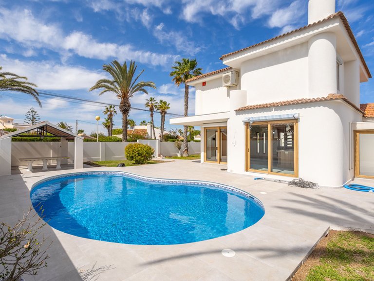 Villa for Sale in Cabo Roig, Alicante 1