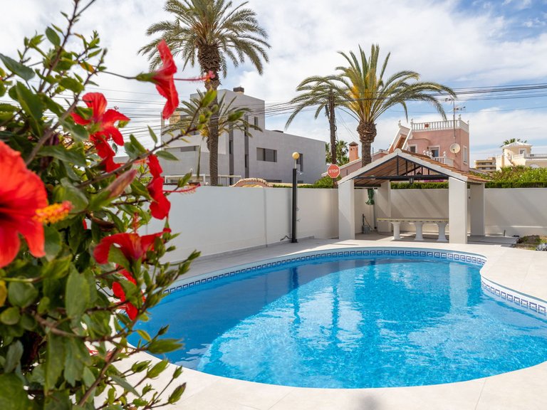 Villa for Sale in Cabo Roig, Alicante 3