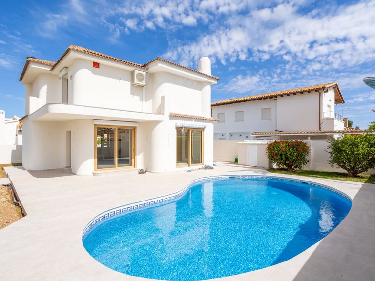 Villa for Sale in Cabo Roig, Alicante 4