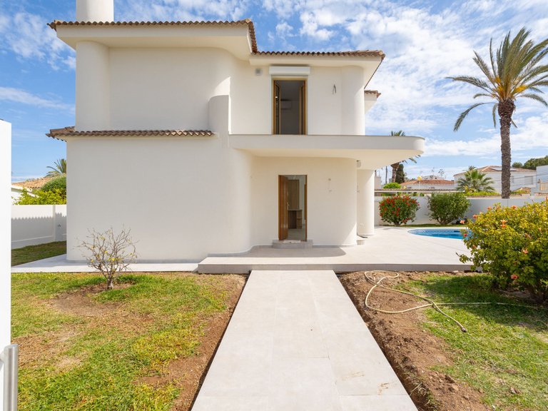 Villa for Sale in Cabo Roig, Alicante 8