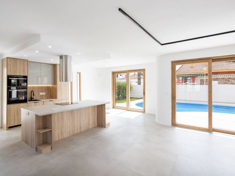 Villa for Sale in Cabo Roig, Alicante 10