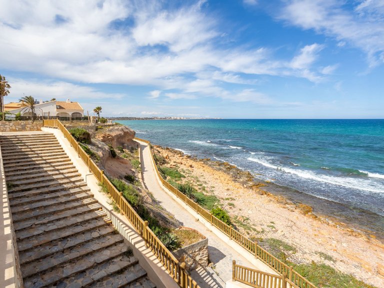 Villa for Sale in Cabo Roig, Alicante 36