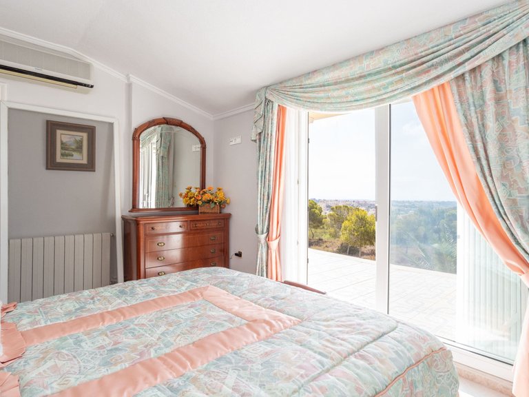 Villa for Sale in Villamartin, Alicante 16