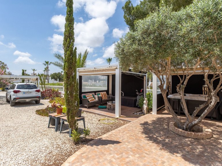 Villa for Sale in Villamartin, Alicante 38