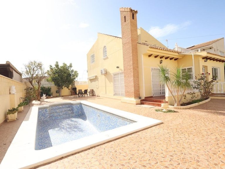 Villa for Sale in Playa Flamenca, Alicante 1