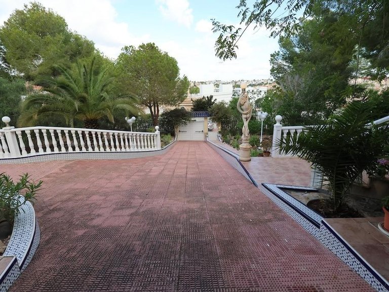 Villa for Sale in Villamartin, Alicante 32