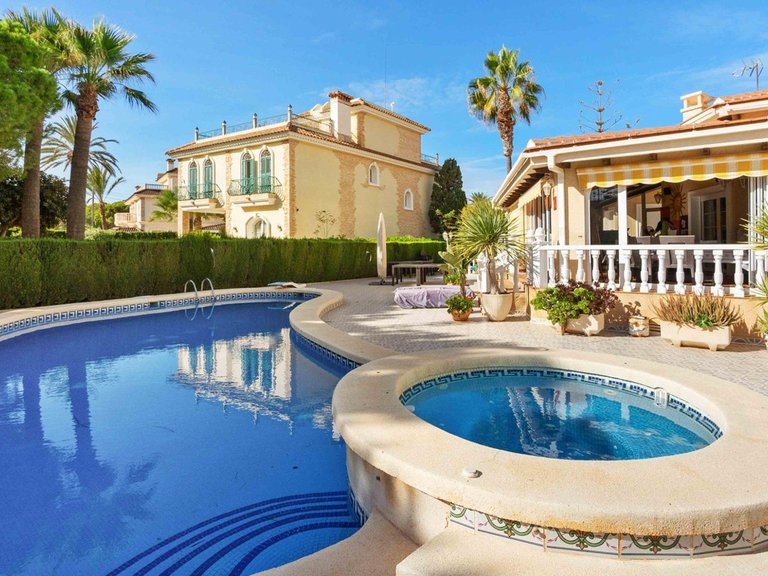 Villa for Sale in Cabo Roig, Alicante 36