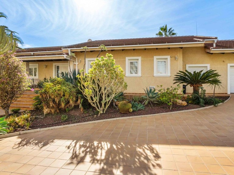 Villa for Sale in Cabo Roig, Alicante 44