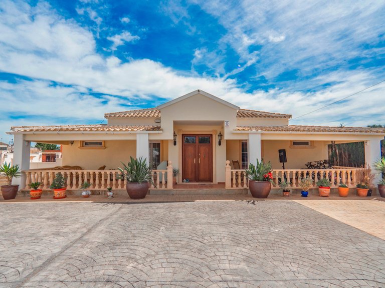 Villa for Sale in Almoradi, Alicante 1