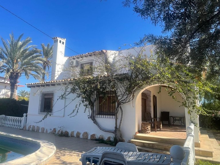 Villa for Sale in Cabo Roig, Alicante 1