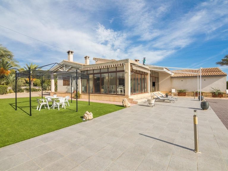 Villa for Sale in Elche, Alicante 1