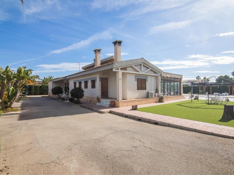 Villa for Sale in Elche, Alicante 4
