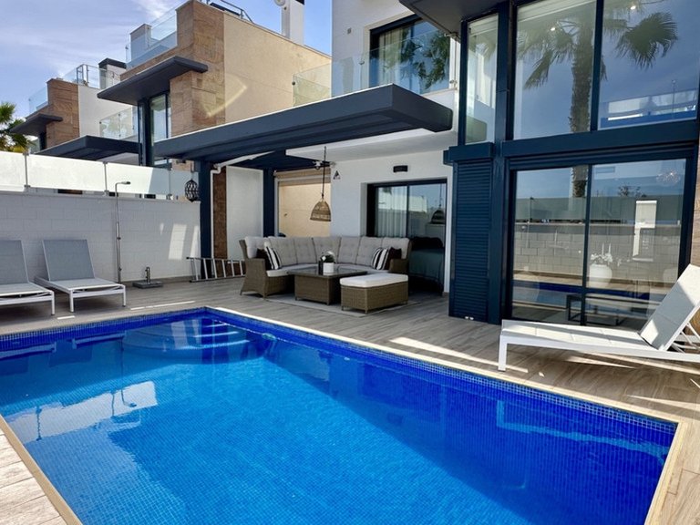 Villa for Sale in Cabo Roig, Alicante 1
