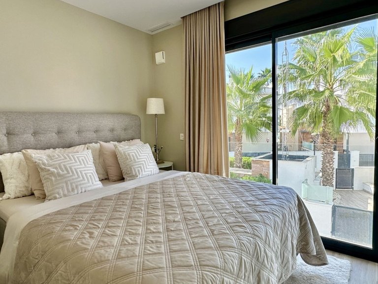 Villa for Sale in Cabo Roig, Alicante 9