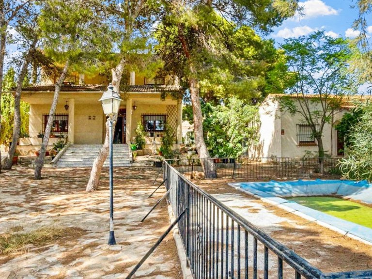 Villa for Sale in Torrevieja, Alicante 1