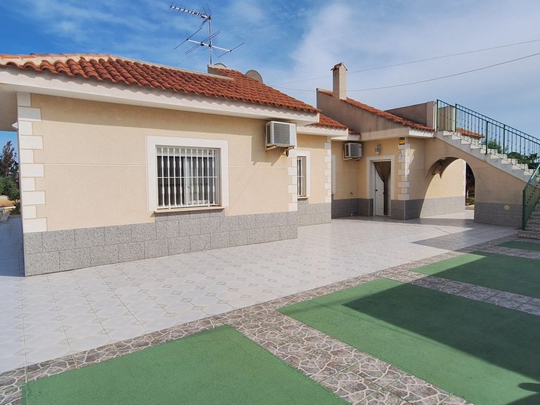 Villa for Sale in Elche, Alicante 1