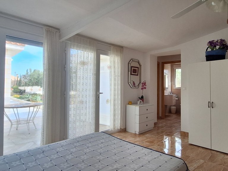 Villa for Sale in Elche, Alicante 4