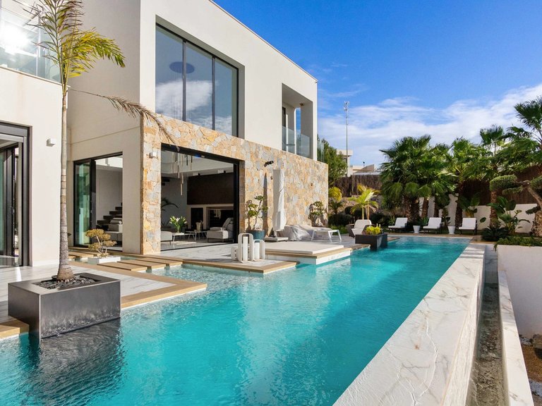 Villa for Sale in Villamartin, Alicante 1