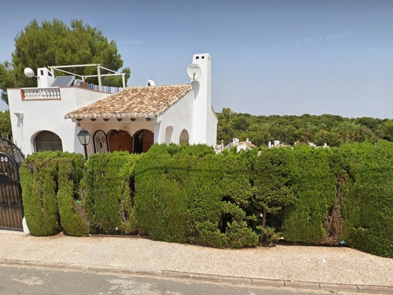 Villa for Sale in Villamartin, Alicante 1