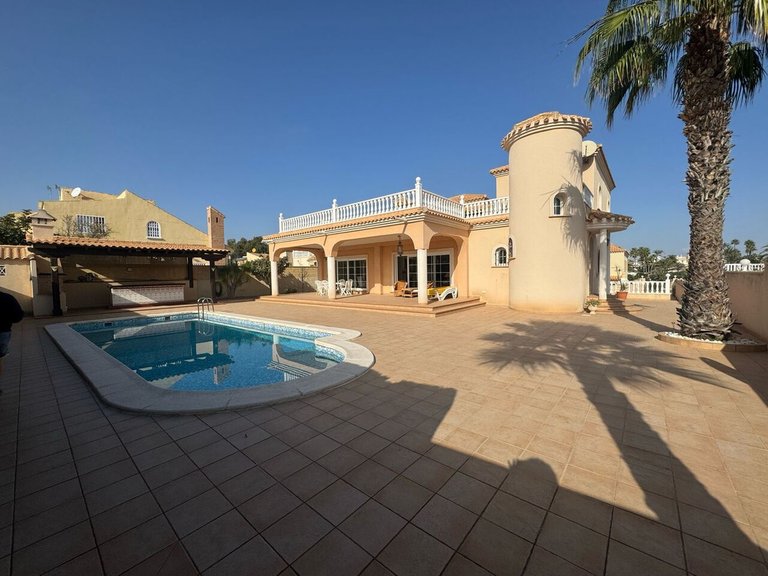 Villa for Sale in La Zenia, Alicante 1