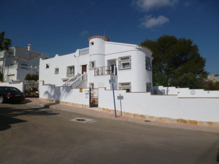 Villa for Sale in Villamartin, Alicante 1