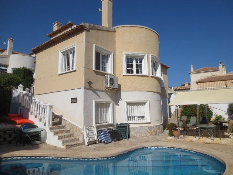 Villa for Sale in Villamartin, Alicante 1