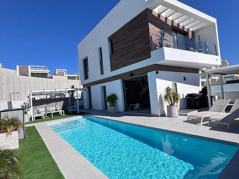 Villa for Sale in Villamartin, Alicante 1