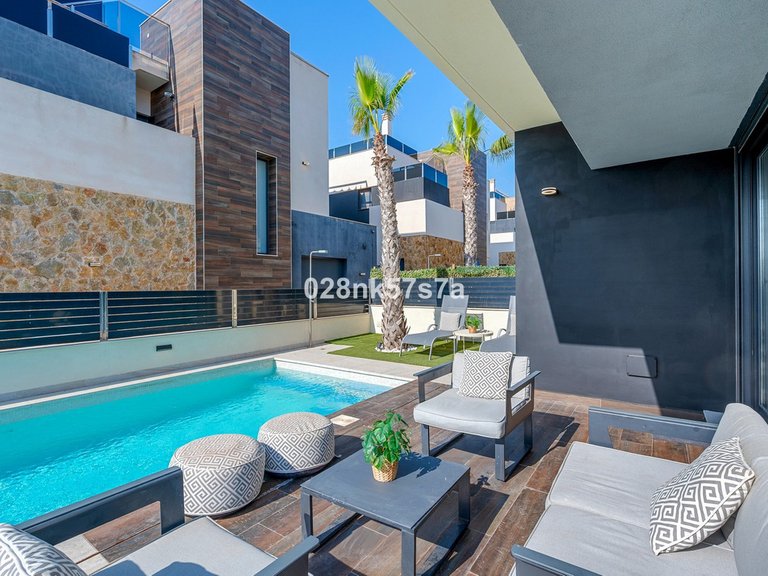 Villa for Sale in Cabo Roig, Alicante 3