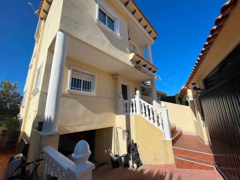 Villa for Sale in Guardamar Del Segura, Alicante 1