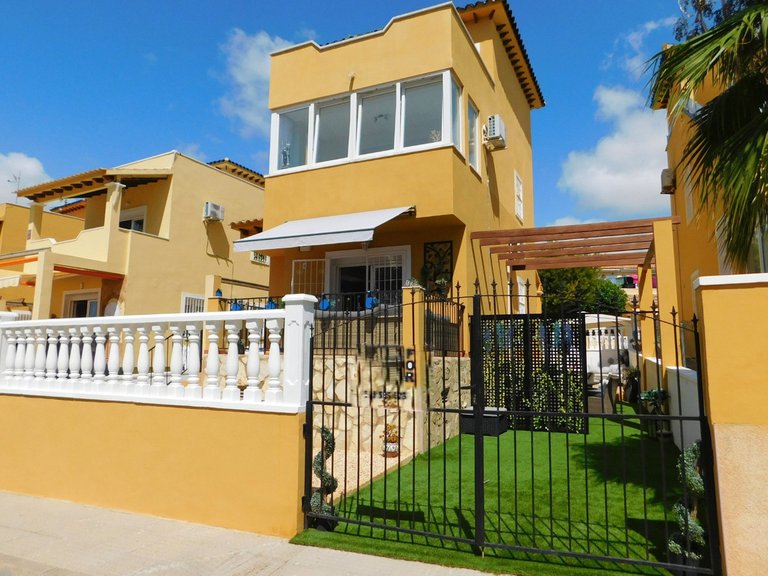 Villa for Sale in Villamartin, Alicante 1