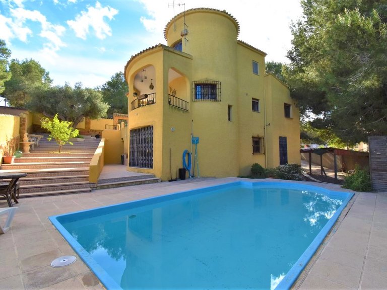 Villa for Sale in Villamartin, Alicante 1