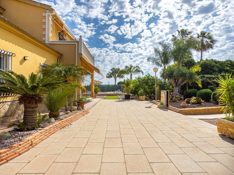 Villa for Sale in Elche, Alicante 46