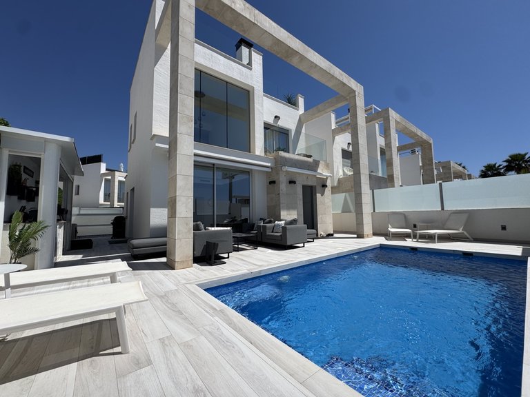 Villa for Sale in Cabo Roig, Alicante 1