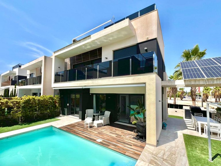 Villa for Sale in Cabo Roig, Alicante 1