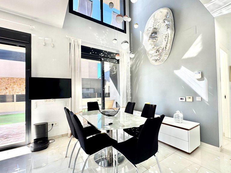 Villa for Sale in Cabo Roig, Alicante 4