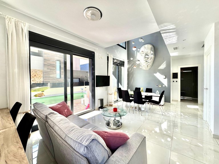Villa for Sale in Cabo Roig, Alicante 26