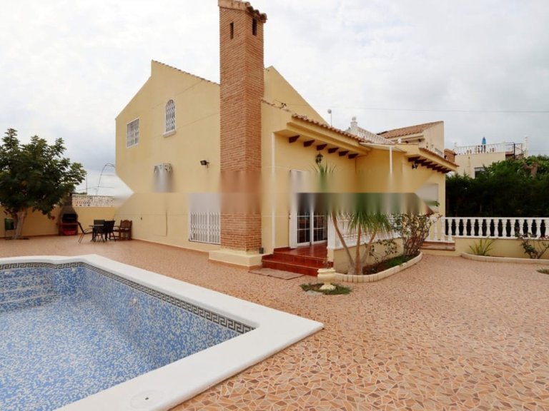 Villa for Sale in Playa Flamenca, Alicante 34