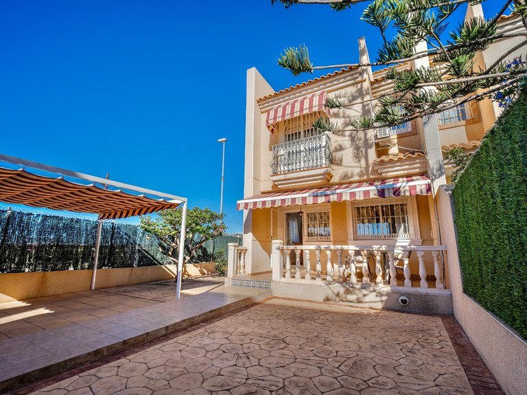 Villa for Sale in Guardamar Del Segura, Alicante 1