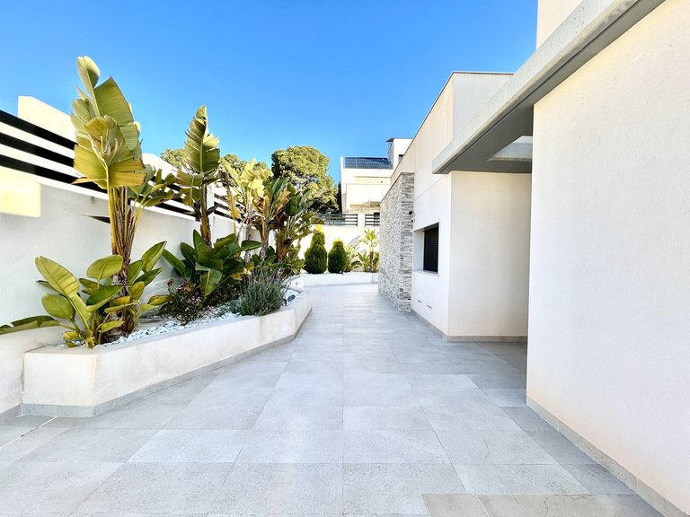 Villa for Sale in Los Balcones, Alicante 41