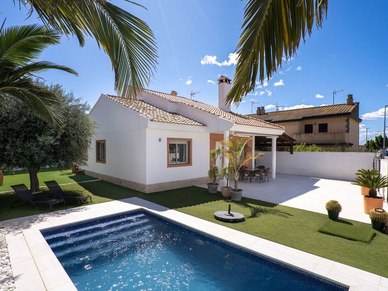 Villa for Sale in Pilar De La Horadada, Alicante 1