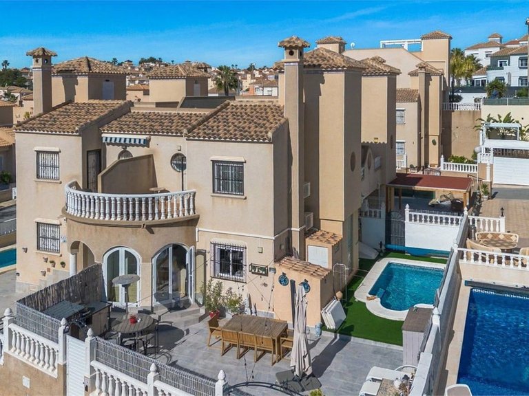 Town House for Sale in Villamartin, Alicante 1