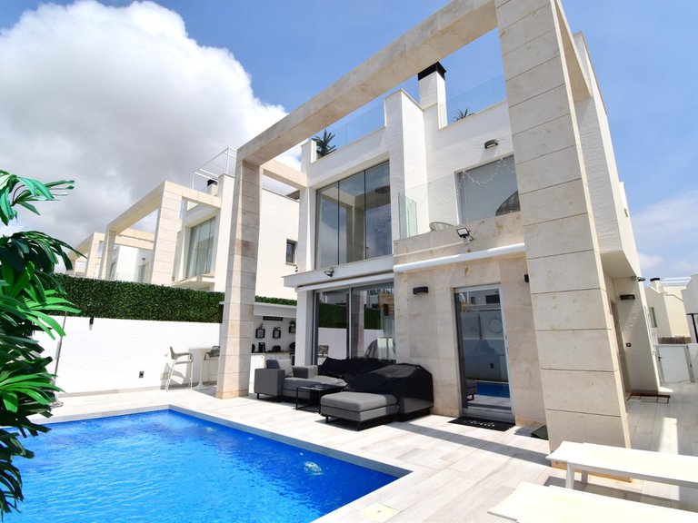 Villa for Sale in Cabo Roig, Alicante 1