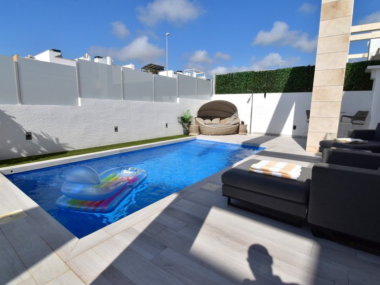 Villa for Sale in Cabo Roig, Alicante 4
