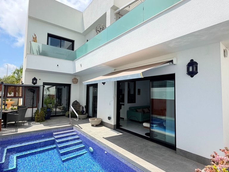Villa for Sale in Los Montesinos, Alicante 1