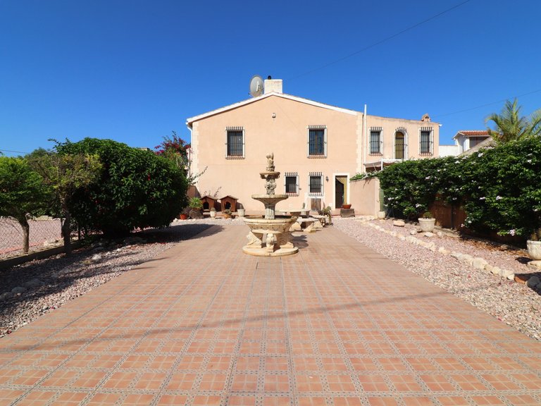 Villa for Sale in Albatera, Alicante 40