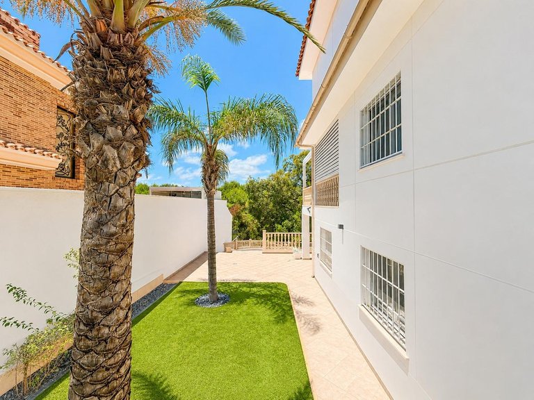 Villa for Sale in Campoamor, Alicante 40