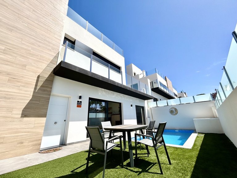 Villa for Sale in Villamartin, Alicante 1