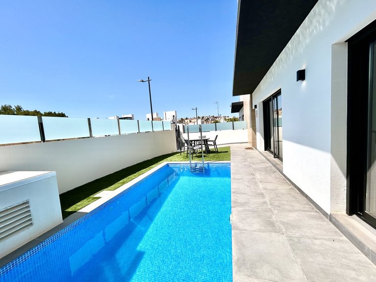 Villa for Sale in Villamartin, Alicante 38