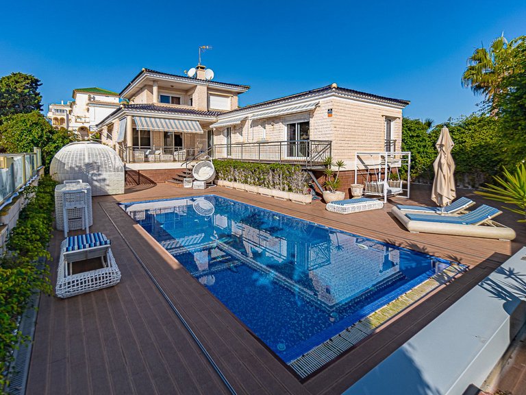 Villa for Sale in Torrevieja, Alicante 2