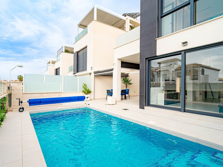 Villa for Sale in Punta Prima, Alicante 20